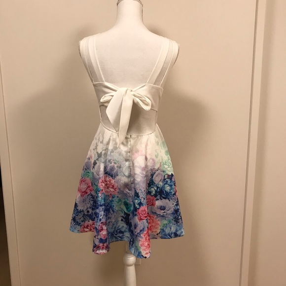 Floral Flowy Deep V-Neck Dress- small - Picture 5 of 9